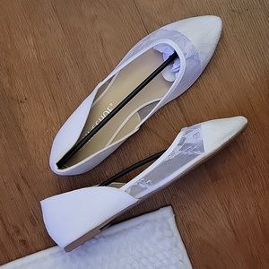 Musshoe white lace upper flat shoes pointed toe elegant slip resist sz 7…NEW
